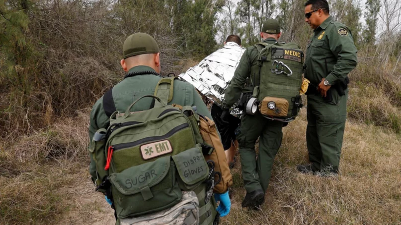 Aumentan muertes de migrantes en la frontera por el calor extremo en Texas