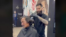 Pepe Barbero, el chapin que regala cortes de cabello, alegró el día de un chapín al cambiarle el look 