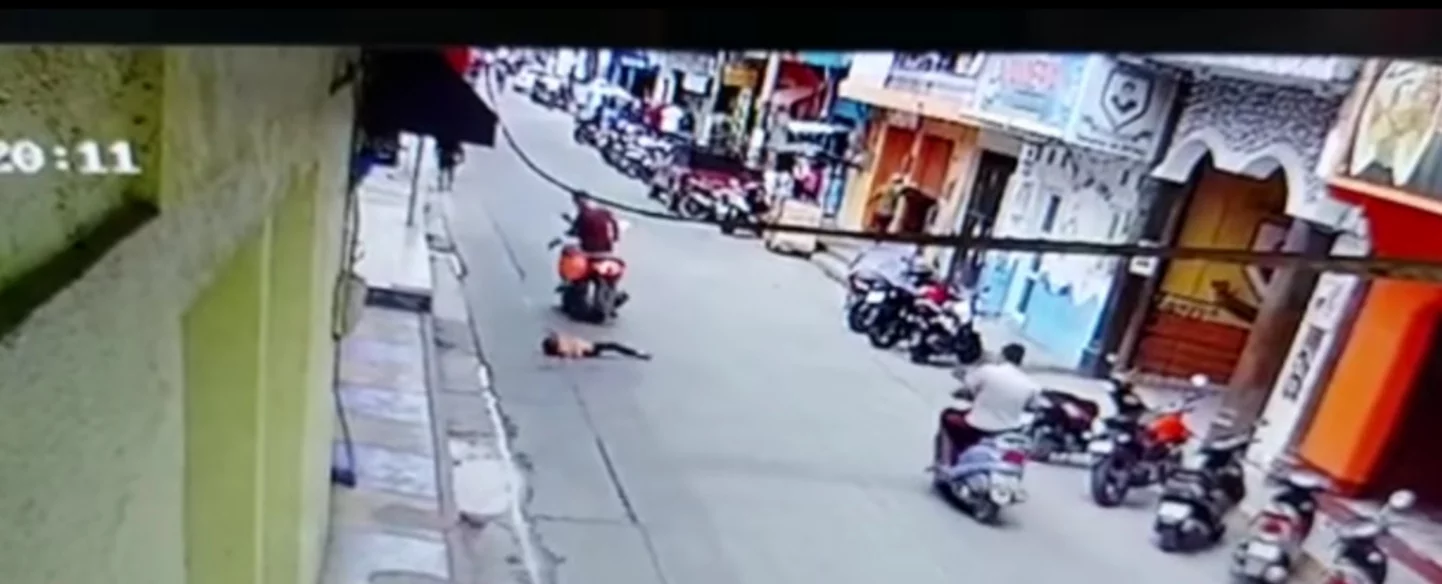 Video| Motorista arrolla a niño en Ayutla, internautas reaccionan