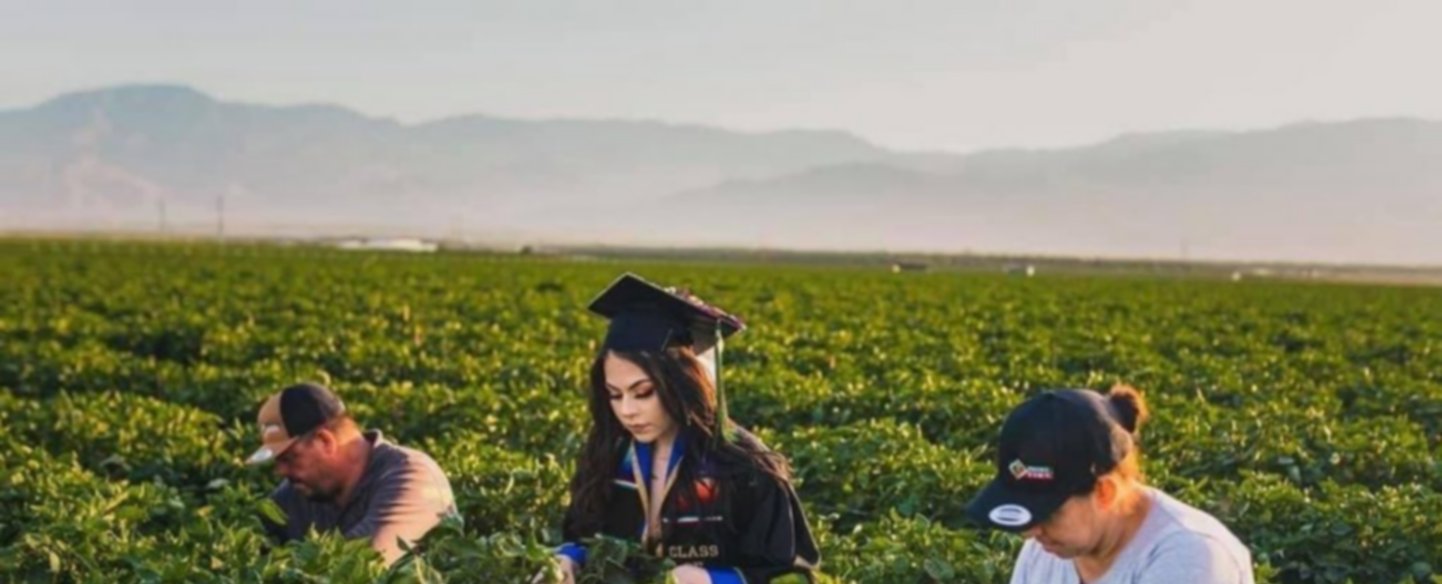 Universitaria se toma fotos de graduación con sus padres migrantes agrícolas