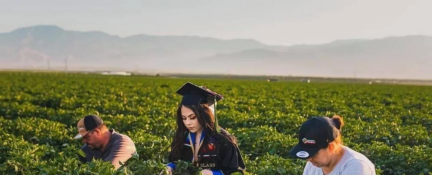 Universitaria se toma fotos de graduación con sus padres migrantes agrícolas