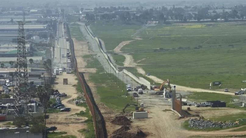 Texas continúa con medidas contra la migración y seguirá construyendo el muro