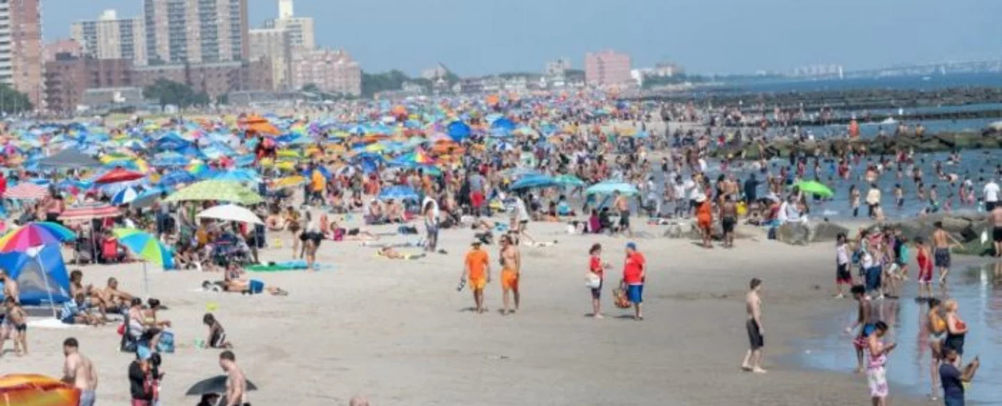 Nueva York llevará a sus playas este verano centros de vacunación móviles