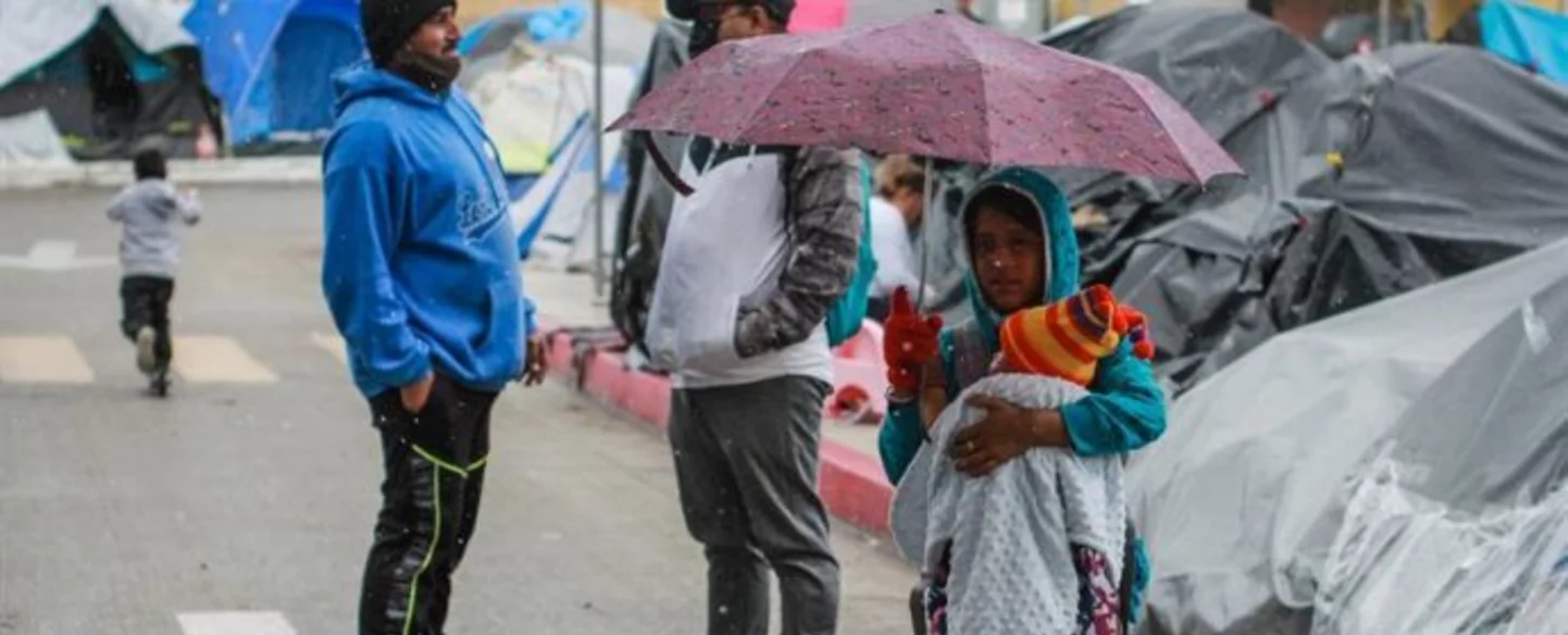 Niños de campamento migrante en Tijuana enferman por las bajas temperaturas