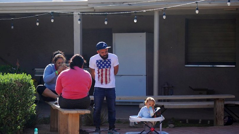 Más de 20 madres y padres migrantes separados por Trump se reúnen con hijos