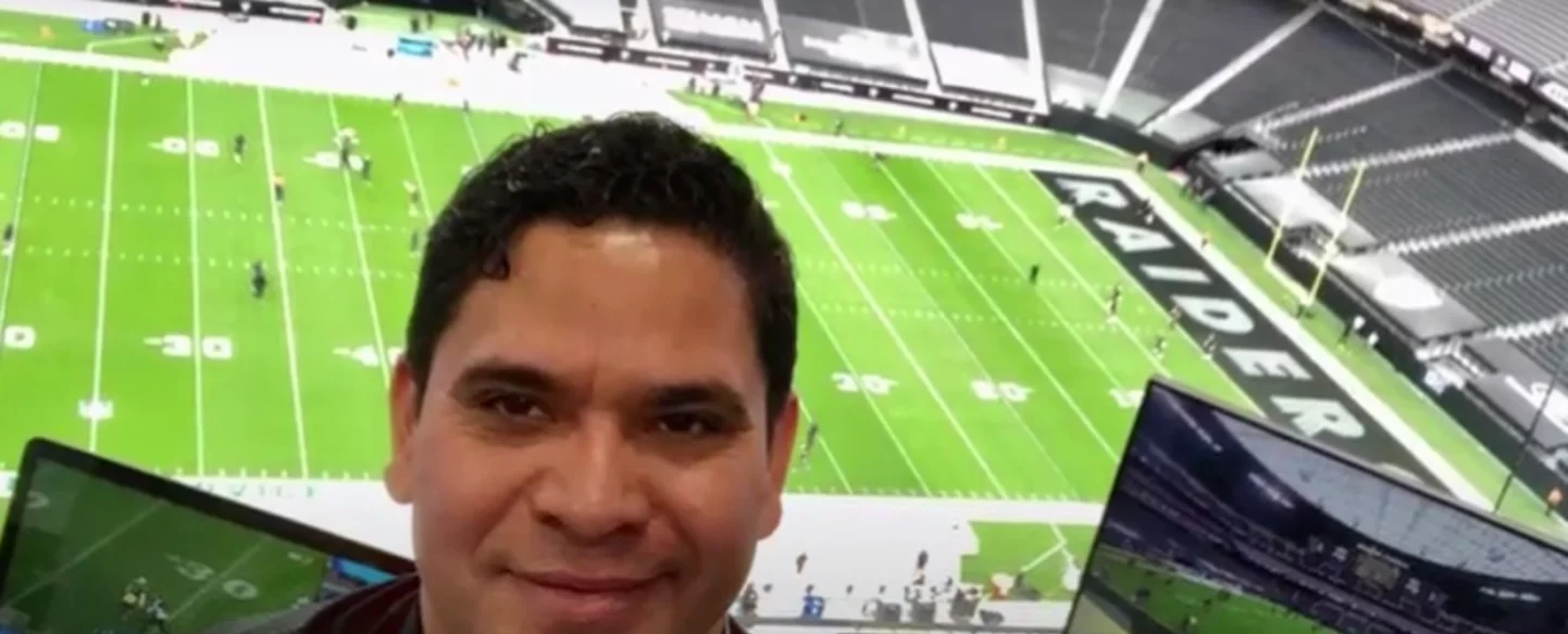 Guatemalteco le da la voz en español a los Raiders en Las Vegas