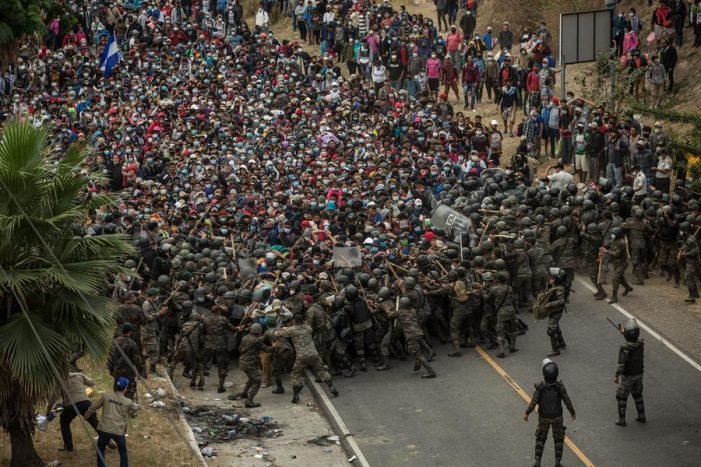 Guatemala detiene y reprende con violencia a caravana migrante