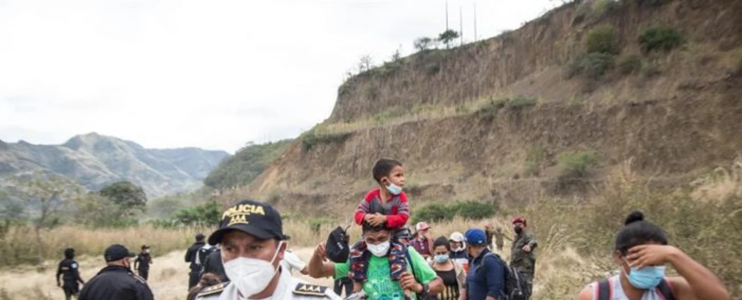 Guatemala continúa con la deportación gradual de migrantes hondureños