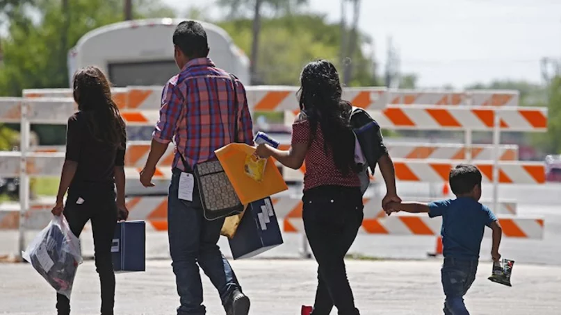 Gobierno de Biden comienza a reunir a las familias migrantes separadas