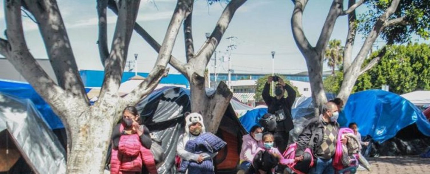 EE.UU. alojará familias migrantes en hoteles cerca de la frontera