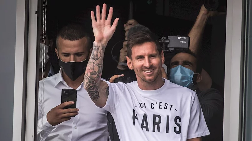 En imágenes: Messi llega a París y así lo recibió la afición del PSG