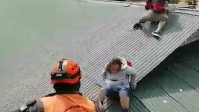 Así rescatan a familias refugiadas en techos por las inundaciones