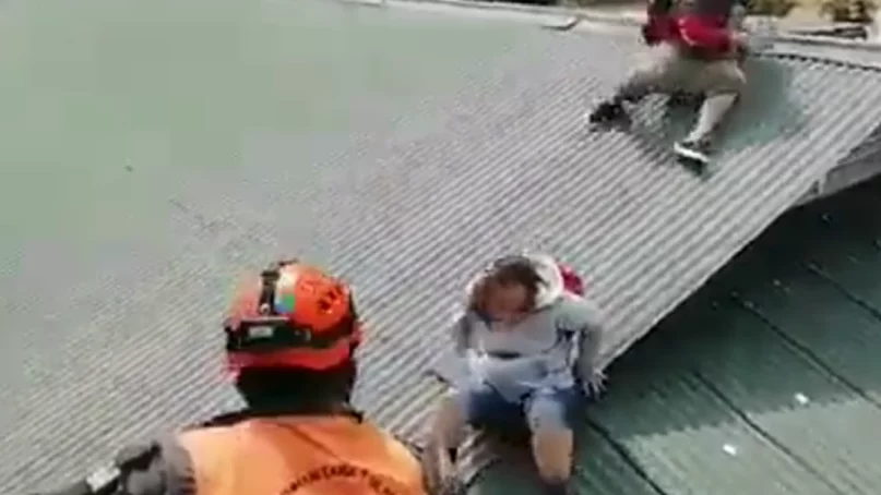Así rescatan a familias refugiadas en techos por las inundaciones
