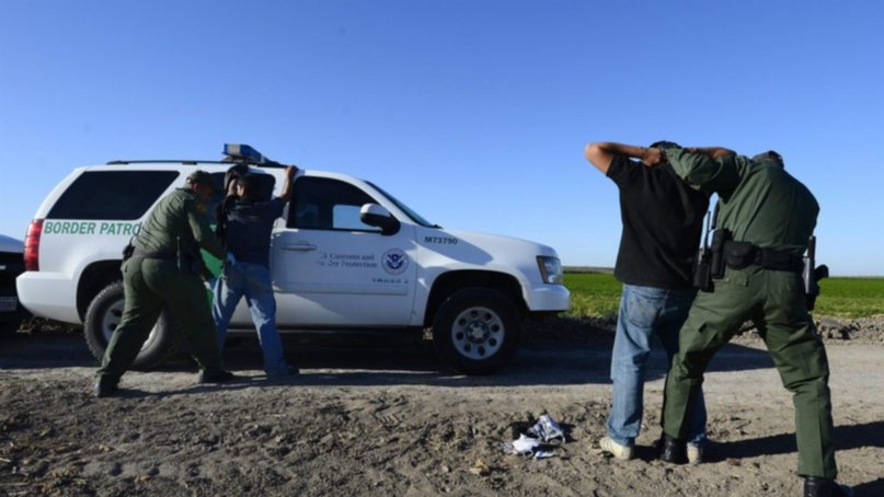 Agentes fronterizos distribuyen imágenes de migrantes muertos y textos ofensivos en internet