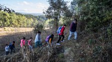 Niños de una aldea de Quiché deben caminar una hora para llegar a clases
