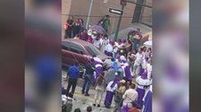 ¡Púchica! Cucuruchos mueven carro que obstaculizaba el paso de procesiones en Guatemala