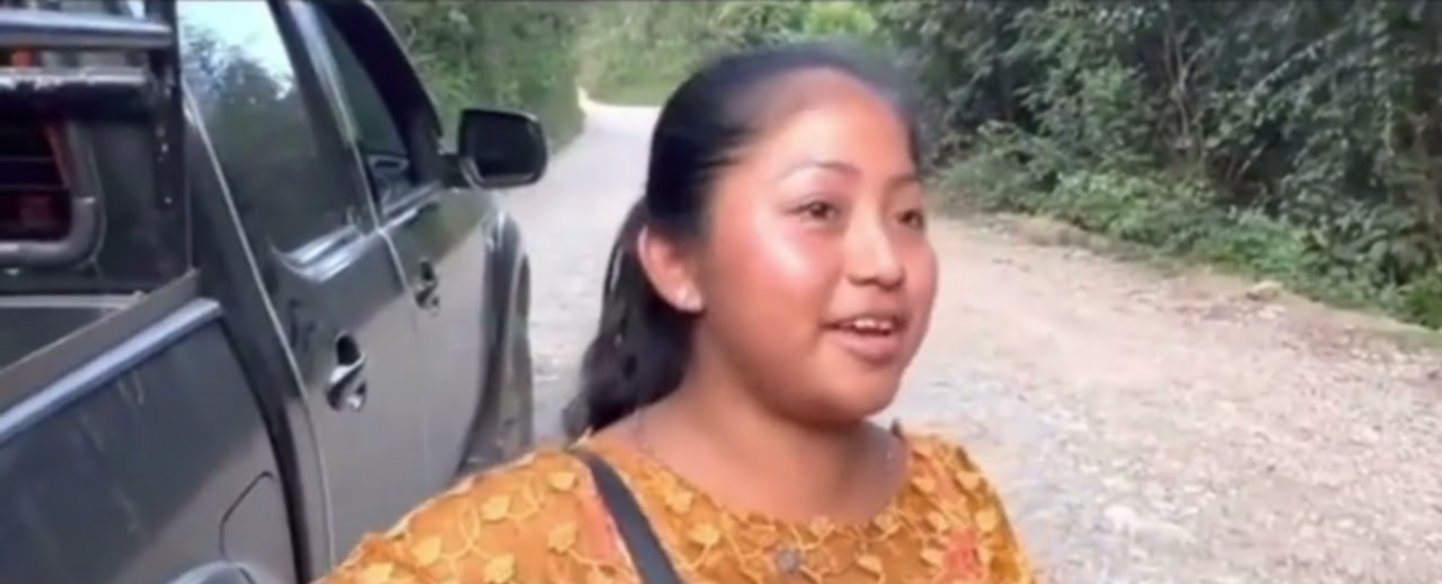 La joven chapina de Cobán que habla 9 idiomas y que impresiona a los turistas de Semuc Champey La joven chapina de Cobán que habla 9 idiomas y que impresiona a los turistas de Semuc Champey