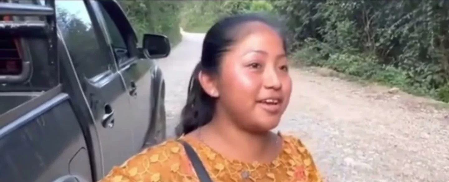 La joven chapina de Cobán que habla 9 idiomas y que impresiona a los turistas de Semuc Champey La joven chapina de Cobán que habla 9 idiomas y que impresiona a los turistas de Semuc Champey