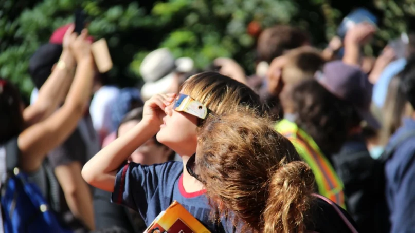¡Alto! No mires el eclipse solar sin protección podrías dañar tu vista de por vida