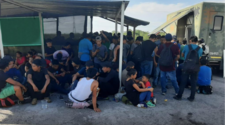 Encuentran a 117 migrantes guatemaltecos en una caja de tráiler 