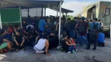 Encuentran a 117 migrantes guatemaltecos en una caja de tráiler 