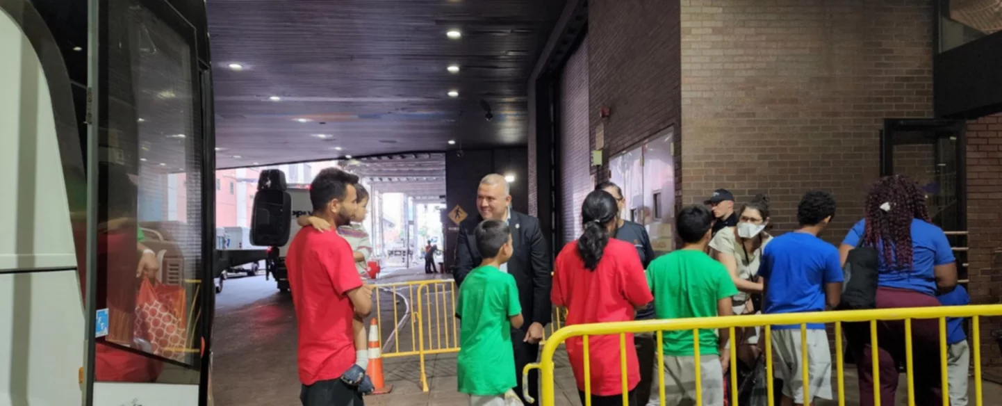 Texas envía nuevamente a más migrantes a Nueva York