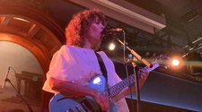  Gaby Moreno cantó en Los Ángeles por las víctimas de Uvalde, Texas