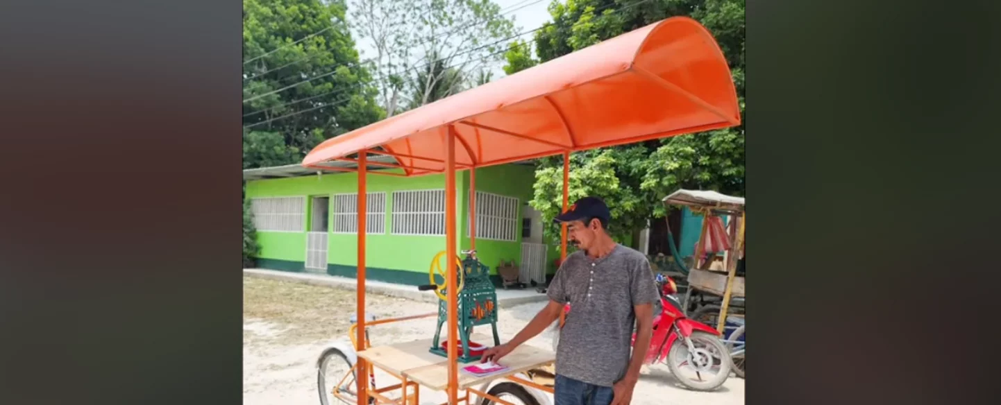 Chapines regalan bicicleta nueva a vendedor de granizadas en Petén