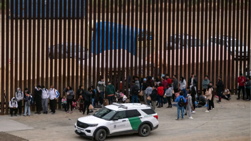Migrantes siguen cruzando la frontera de EEUU pese a restricciones de Biden