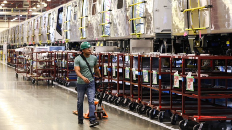 En Nebraska, las empresas invierten para atraer a trabajadores inmigrantes