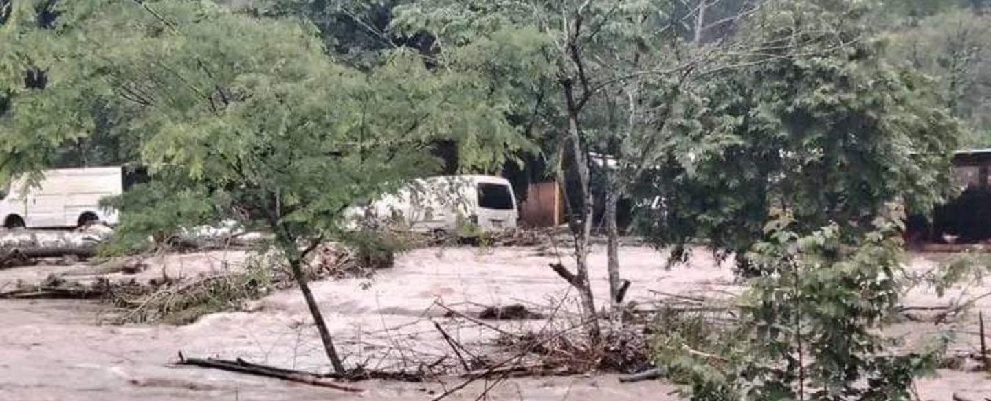 Intensas lluvias dejan 27  muertos en Centroamérica, y el agua no cesa 