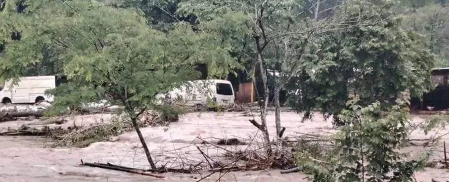 Intensas lluvias dejan 27  muertos en Centroamérica, y el agua no cesa 