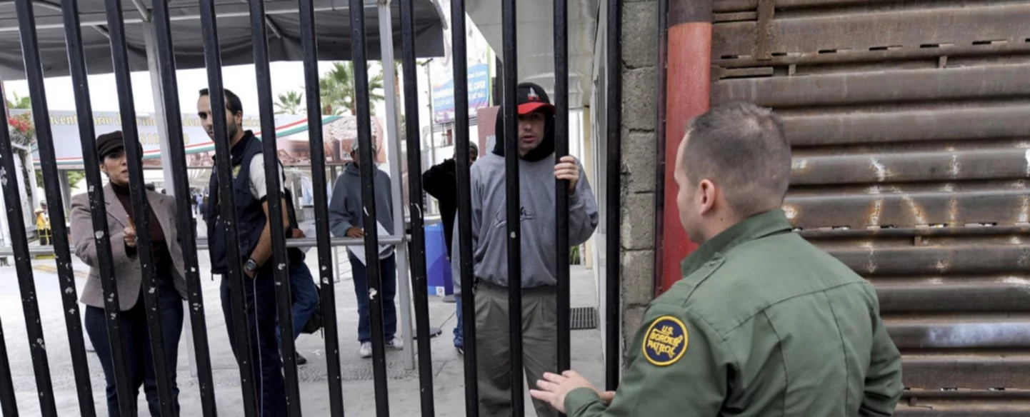 Migrantes guatemaltecos se declaran culpables de golpear a agente fronterizo