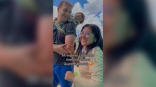Chapina le enseña a su esposo gringo cómo cargar a “tuto” a su bebé y se hace viral en las redes