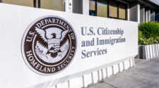 Retrasos en USCIS: Factores clave que impactan los tiempos de procesamiento de formularios migratorios