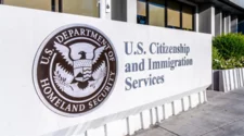 Retrasos en USCIS: Factores clave que impactan los tiempos de procesamiento de formularios migratorios