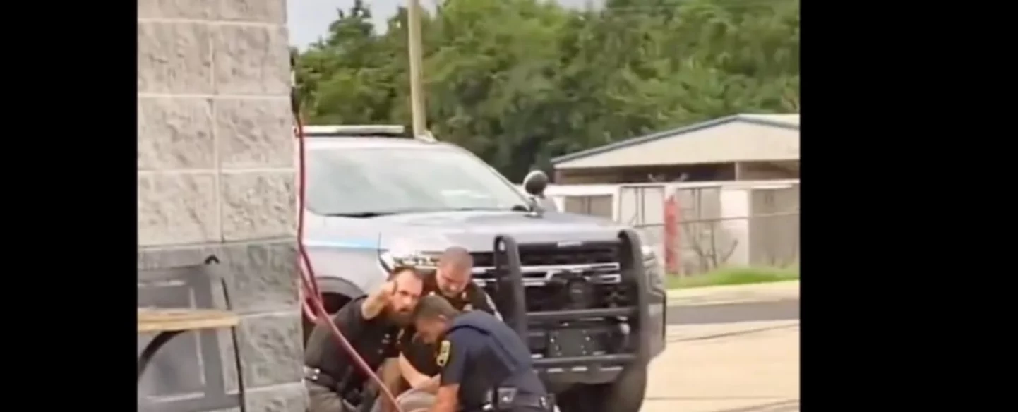 Graban a tres policías dando una paliza a un hombre en  Arkansas 