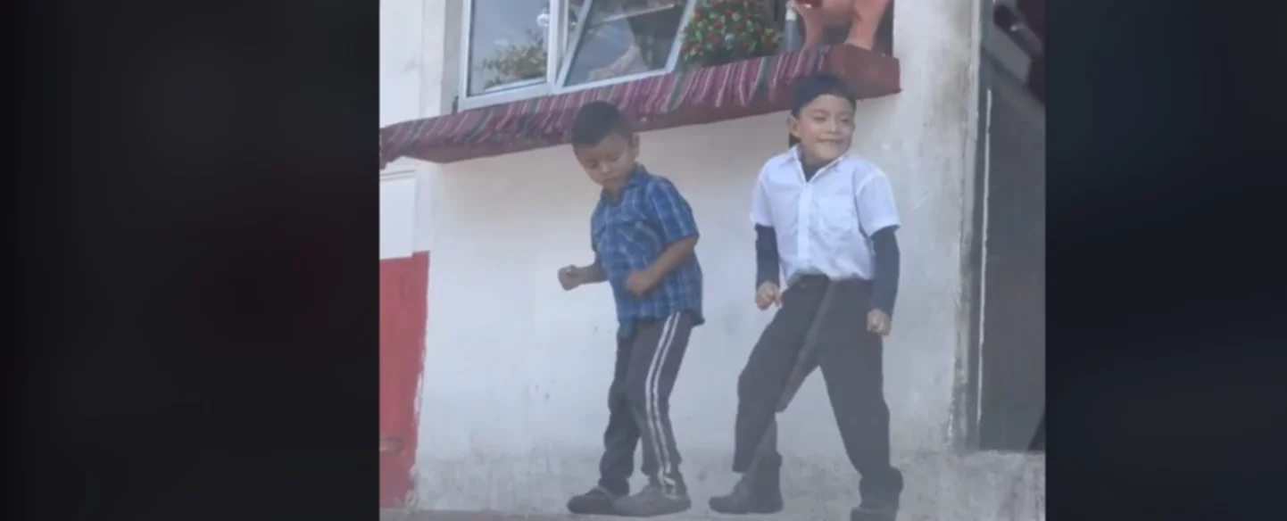 Mira el divertido video de dos niños chapines que se volvieron virales por bailar frente a una chicharronería guatemalteca Mira el divertido video de dos niños chapines que se volvieron virales por bailar frente a una chicharronería guatemalteca