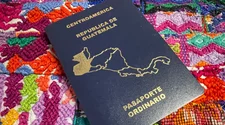 ¿Deben ambos padres solicitar en EEUU el pasaporte de un menor guatemalteco? 
