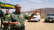 Oficiales de migración pueden conceder o rechazar trámites de asilo 