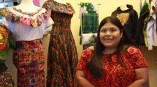 Heroína chapina: Inmigrante quetzalteca da estudios y juguetes a niños guatemaltecos