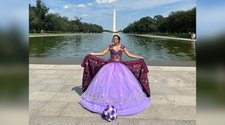 ¡Arriba Guatemala! Quinceñera modela vestido en Washington