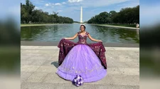 ¡Arriba Guatemala! Quinceñera modela vestido en Washington