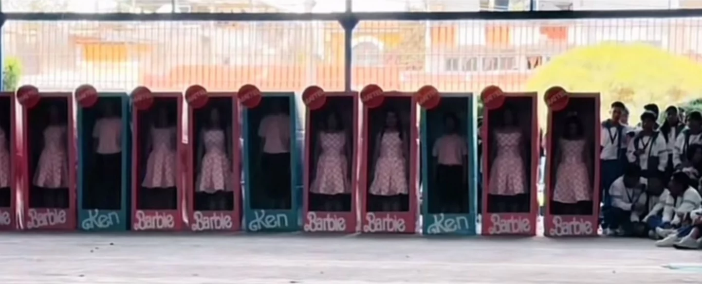 Estudiantes en San Marcos hacen baile disfrazados de Barbie