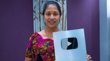 Cantante chapina Ana Gonzales recibe una placa plateada de YouTube