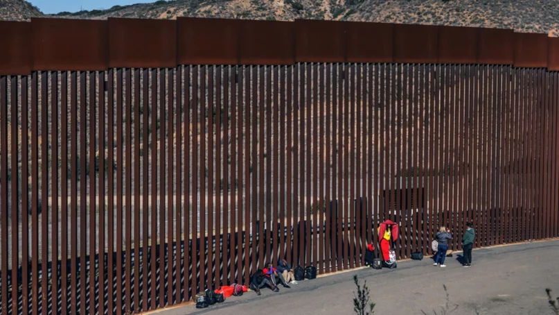 Muere migrante al caer con su hijo del muro fronterizo en California